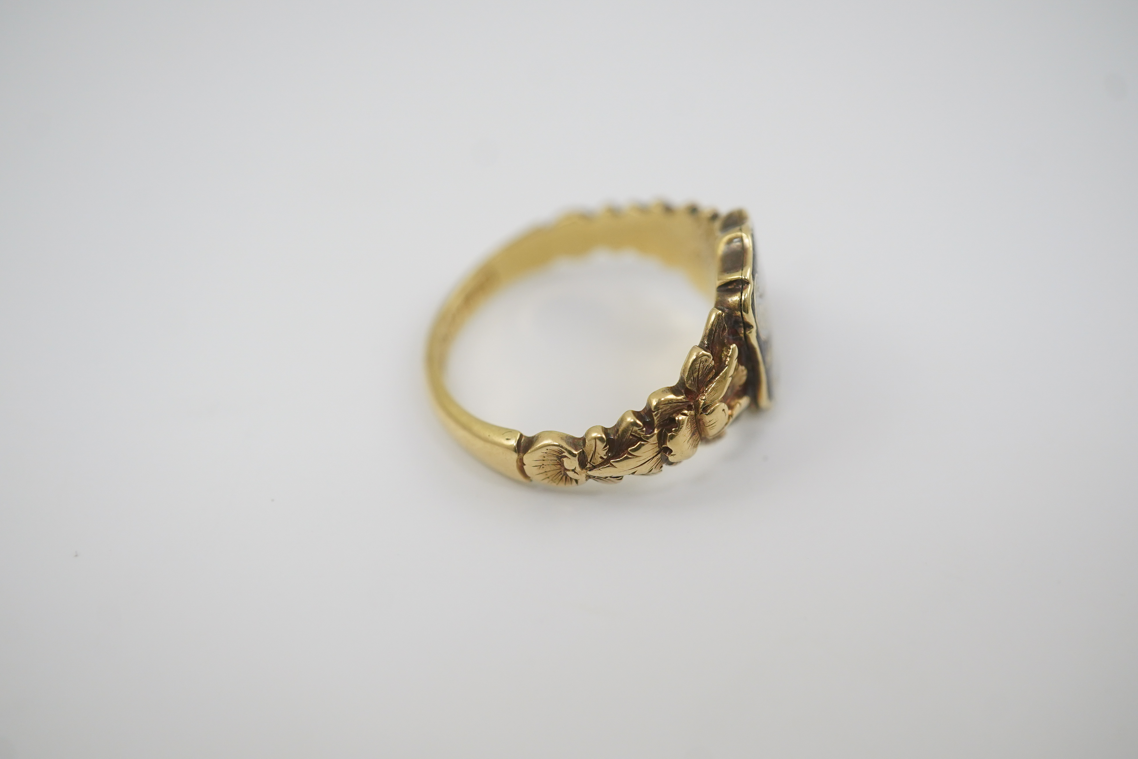 An early Victorian 18ct gold and two colour enamel 'In Memory Of' mourning ring